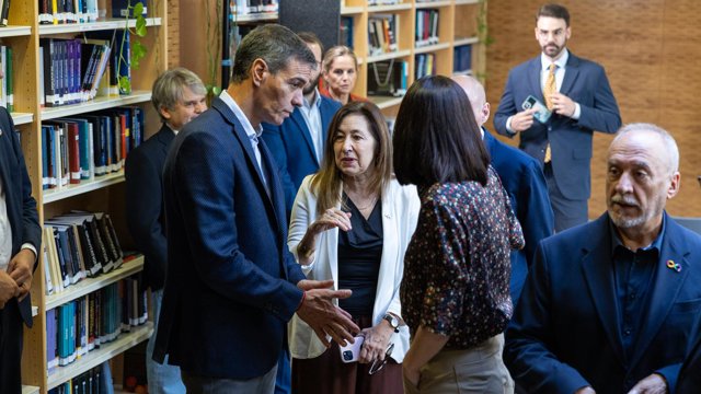 El presidente del Gobierno, Pedro Sánchez, y la ministra de Ciencia, Innovación y Universidades, Diana Morant,