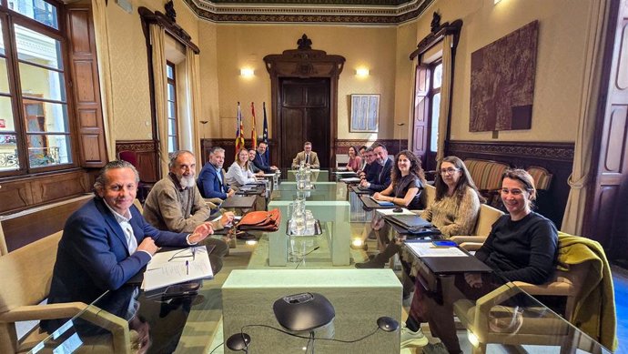Archivo - El conseller de Economía, Hacienda e Innovación, Antoni Costa, reunido con los representantes de diferentes sectores económicos.