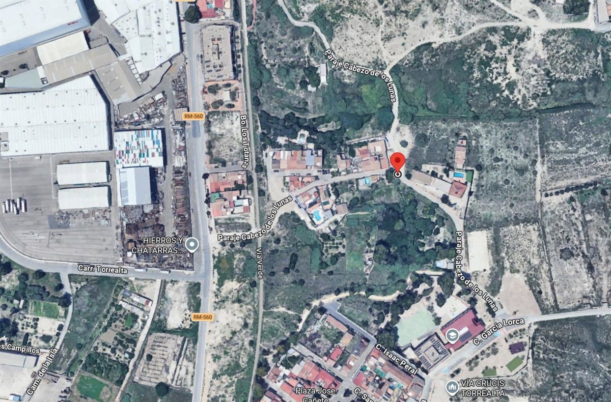 Atendida la conductora de un turismo tras despeñarse por un terraplén en Molina de Segura