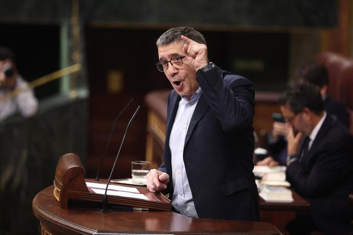 El portavoz del PSOE, Patxi López, durante una sesión plenaria, en el Congreso