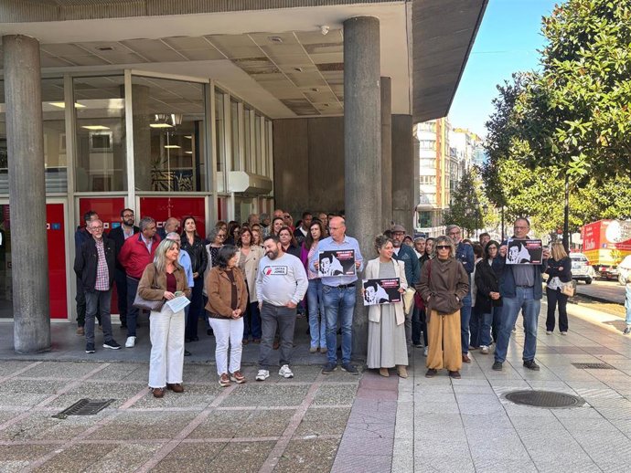 Concentración convocada por CCOO y UGT en memoria de Maricarmen