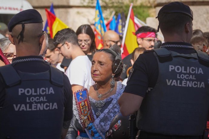 Una mujer luce el traje de fallera en la Procesión Cívica del 9 d'Octubre de 2026 en la que se ha desplegado un amplio dispositivo de seguridad. 