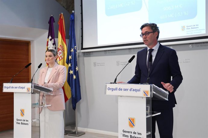 Archivo - La presidenta del Govern balear, Marga Prohens y el conseller de Economía, Hacienda e Innovación del Govern balear, Antoni Costa, ofrece una rueda de prensa tras la reunión del Consell de Govern. 