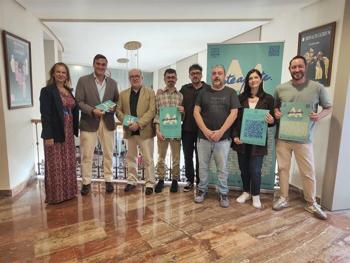 Foto de familia de la presentación de la XII Feria Arte Aparte de Cáceres