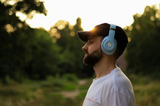 Personas con unos auriculares de tipo diadema
