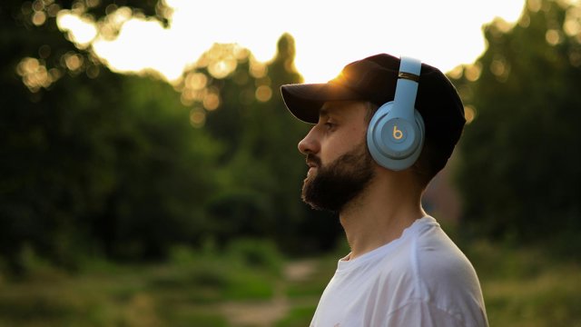 Personas con unos auriculares de tipo diadema