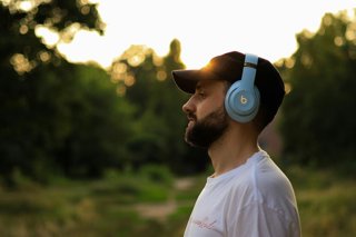Personas con unos auriculares de tipo diadema