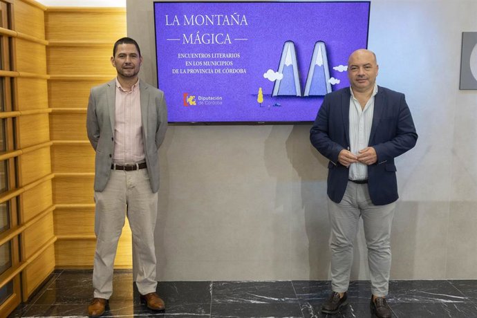 El delegado de Cultura de la Diputación de Córdoba, Gabriel Duque (dcha.), en la presentación de la nueva edición de 'La Montaña Mágica'.
