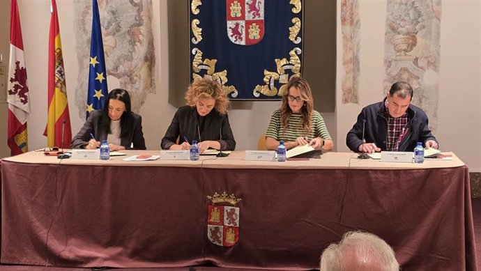 María Pardo (2 d), durante la firma con los representantes de las tres organizaciones mayoritarias.
