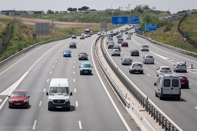 Archivo - Varios vehículos en la A-5 el día que comienza la operación salida del puente de mayo 2022, a 29 de abril de 2022, en Madrid (España). La Dirección General de Tráfico (DGT) pone en marcha la 'Operación de Tráfico 1º de mayo', un dispositivo espe