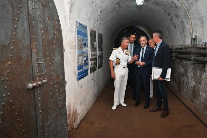 El rector de la UMU, Samuel Baixauli, visita el laboratorio de la UMU donde se investiga la salud y el bienestar de los peces en La Algameca