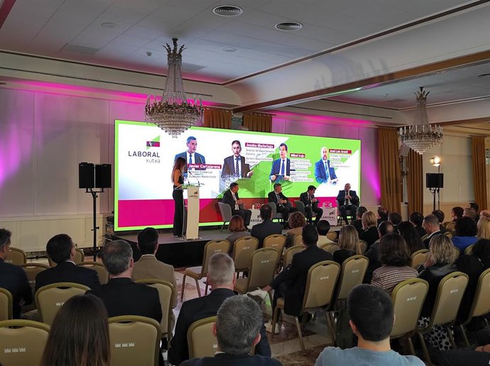 Laboral Kutxa presenta en Pamplona un informe sobre la economía navarra.