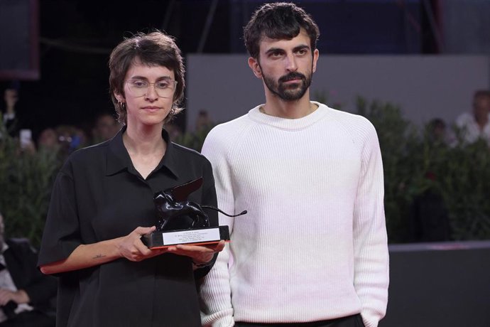 Los directores Yuval Abraham y Rachel Szor posan con el Premio Especial del Jurado por 'Naza' tras la gala de clausura del Festival Internacional de Cine de Venecia, a 11 de septiembre de 2026, en Venecia (Italia)