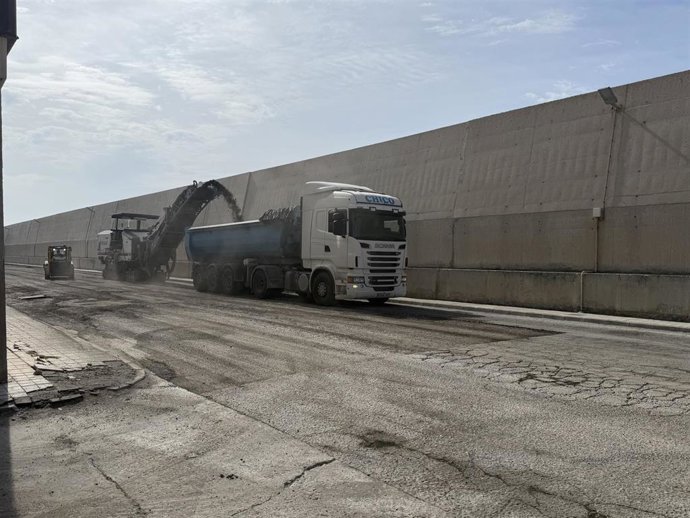 La Autoridad Portuaria de Motril (Granada) ha concluido las obras de mejora del pavimento y asfaltado en los viales de acceso a los muelles de Graneles y Poniente de la dársena pesquera.