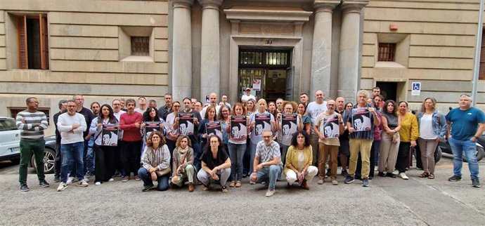 CCOO guarda un minuto de silencio por Maricarmen y reivindica el derecho a una vivienda digna.