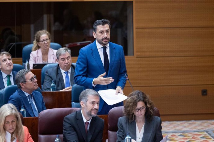 El consejero de Presidencia, Justicia y Administración Local de la Comunidad de Madrid, Miguel Ángel García Martín (1 fila, 2d), y la presidenta de la Comunidad de Madrid, Isabel Díaz Ayuso (1 fila, d), y el portavoz del PP en la Asamblea de Madrid, Carlo