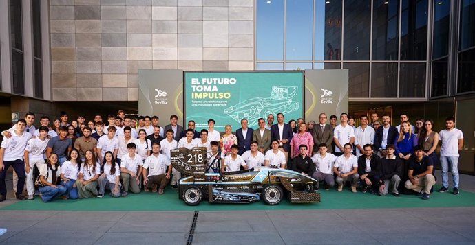 Imagen de familia de la presentación del proyecto ARUS Andalucía Racing Team, de la Diputación de Sevilla y la Universidad de Sevilla (US).