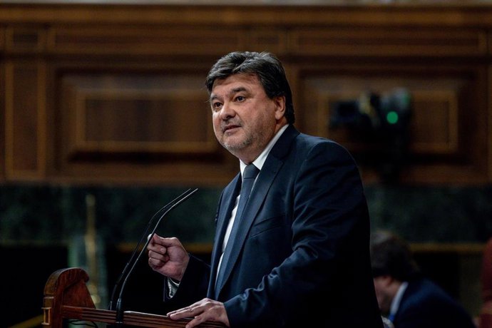 Archivo - Imagen de archivo del diputada del PSOE, Gabriel Cruz Santana, interviene durante una sesión plenaria, en el Congreso de los Diputados.