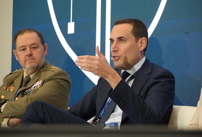 El presidente de la Diputación de Jaén, Juan Latorre (d), interviene en la mesa redonda.
