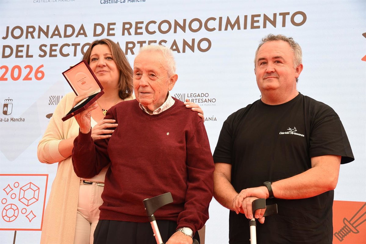 Rafael Cebrián, alfarero de 92 años, recoge su Medalla al Mérito Artesano deseando que este oficio perdure en el tiempo