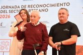 Foto: Rafael Cebrián, alfarero de 92 años, recoge su Medalla al Mérito Artesano deseando que este oficio perdure en el tiempo