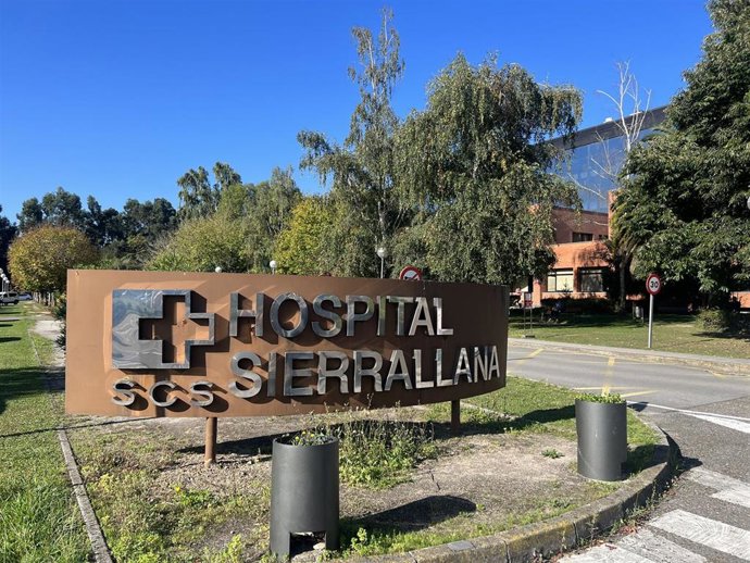 Archivo - Entrada del Hospital Sierrallana.- Archivo