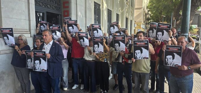 Minuto de silencio en recuerdo de Maricarmen en la entrada de la sede sindical de CCOO en Málaga.