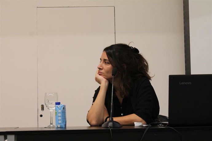 Archivo - La editora gráfica de 5W, Anna Surinyach, durante el evento ‘El compromiso de la fotografía y ‘El viejo periodismo’, presentado por la revista 5W