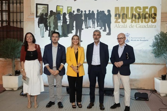 Imagen de familia de la presentación de la muestra del IX Ciclo de Autores Alcalareños dedicada a Antonio Cerero.