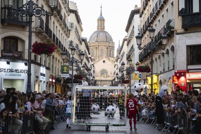 El pasacalles, en el que participarán más de 500 personas, abrirá las Fiestas del Pilar y rendirá homenaje a las grandes figuras del deporte zaragozano y, especialmente, al tejido de clubes y al deporte base de la ciudad.