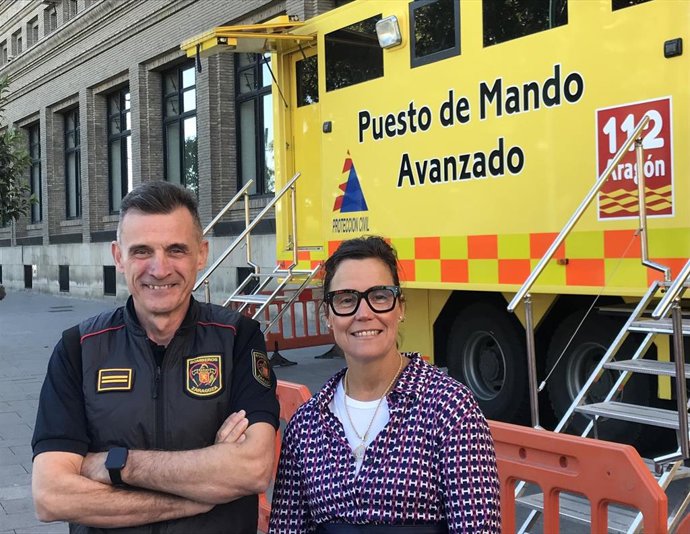La concejal delgada de Bomberos y Protección Civil, Ruth Bravo, y el jefe de mando de Bomberos, Quique Mur, delante del Puesto de Mando Avanzado (PMA)