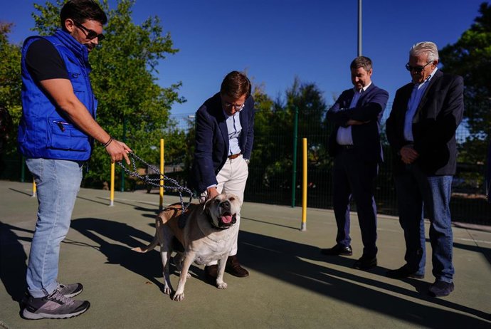 El alcalde de Madrid, José Luis Martínez-Almeida, en el Centro de Protección Animal