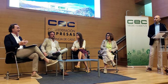 Juan de Dios Cabrera, técnico responsable de Sostenibilidad de la FAMP, en una mesa en Cádiz sobre la nueva Ley de Gestión Ambiental.