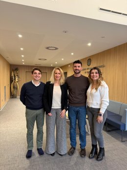 De izquierda a derecha: Juan David Rejón, técnico del Biobanco; Raquel Rodríguez, presidenta de Codegra; José Manuel Puerta, director científico del Biobanco; y Laura Lorca, vicepresidenta segunda de Codegra.
