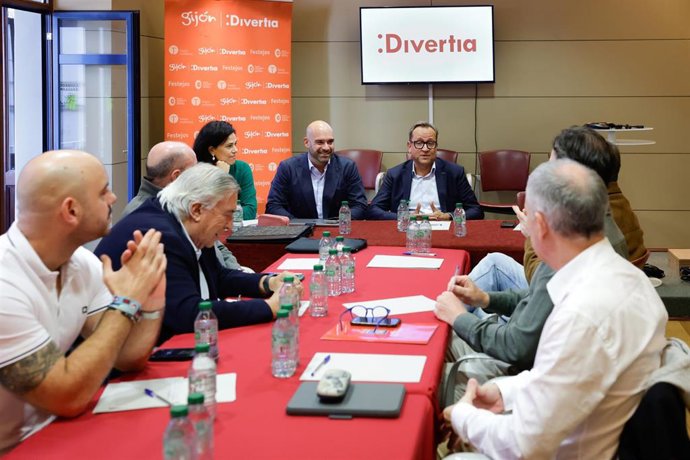 Carlos Barcia, mobrado nuevo gerente de Divertia Gijón en la reunión del Consejo de Administración.