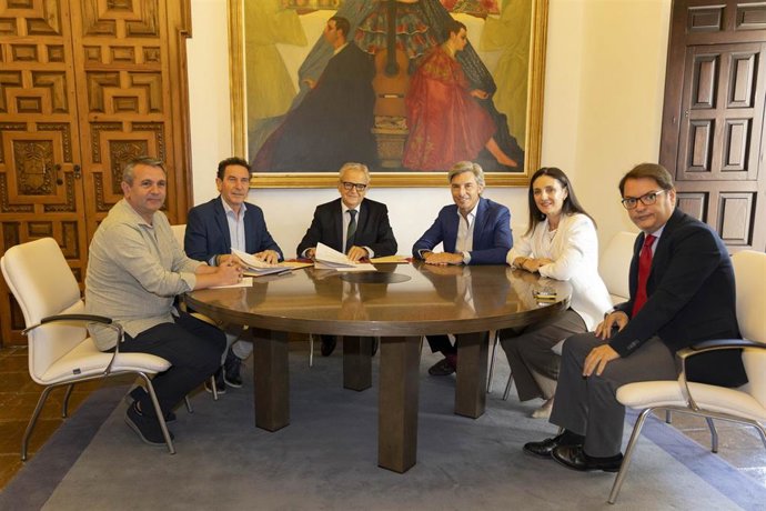 El presidente de la Diputación, Salvador Fuentes (cuarto por la dcha), y el secretario general de UPA Córdoba, Francisco Moreno (quinto), en la firma del acuerdo.
