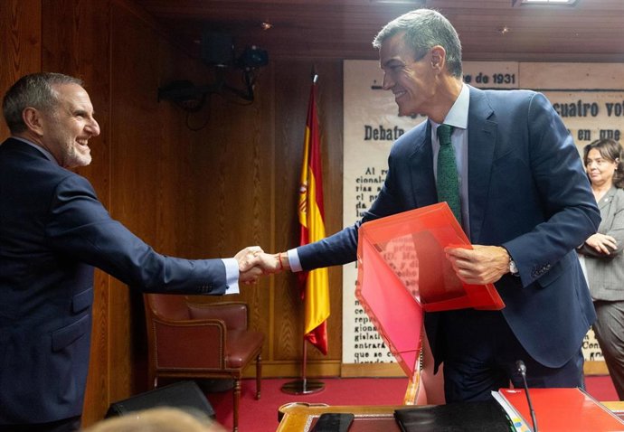 Archivo - El presidente del Gobierno, Pedro Sánchez (d), saluda al senador del PSOE Alfonso Gil durante la Comisión de Investigación sobre el 'caso Koldo', en el Senado, a 30 de octubre de 2025, en Madrid (España). 