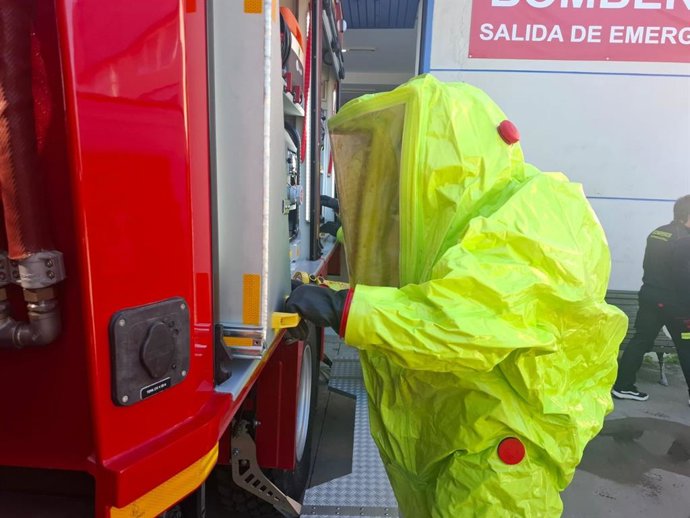 Imagen de un bombero especializado en intervenciones con riesgo químico o biológico.