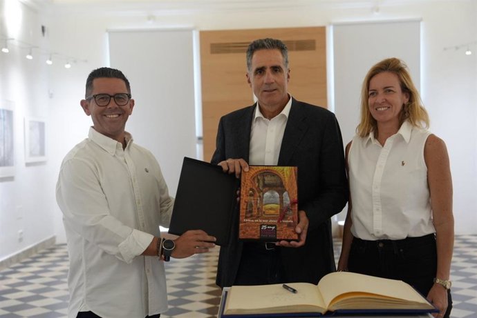 El exciclista Miguel Induráin firma en el Libro de Honor de la ciudad de Eivissa