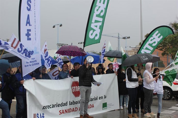Archivo - Trabajadores de la sanidad privada en una concentración en Palma.