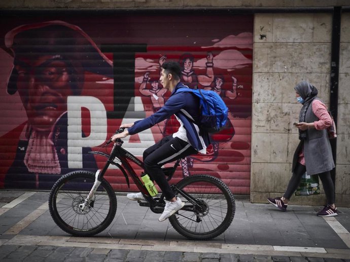 Archivo - Un joven monta en bici en la jornada en la que Navarra inicia la Fase 2 de la desescalada instaurada por el Gobierno a consecuencia del coronavirus. En Pamplona, Navarra (España), a 25 de mayo de 2020.