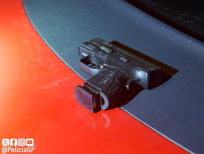 Arma intervenida por la Policía que fue arrojada por el conductor de un vehículo, un hombre de 46 años, que intentó huir de una patrulla de la Policía Local en la zona Norte de la ciudad de Granada.