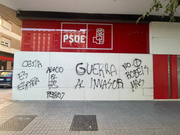 Pintadas vandálicas en la sede del PSOE de Córdoba.
