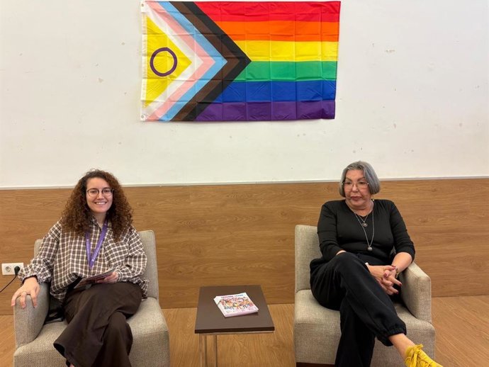La psicóloga de la Fundació Enllaç, Patricia Zamora (i) y la activista Estefanía Vidal (d)