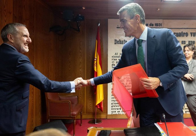 Archivo - Arquivo - O presidente do Governo, Pedro Sánchez (à direita), cumprimenta o senador do PSOE Alfonso Gil durante a Comissão de Investigação sobre o “caso Koldo”, no Senado, em 30 de outubro de 2025, em Madri (Espanha). Sánchez comparece perante a