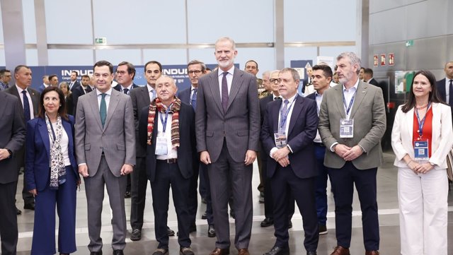 Su Majestad el Rey Felipe VI, en el centro, acompañado de los representantes institucionales antes de la clausura de Indudef en Córdoba.