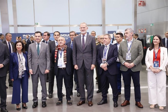Su Majestad el Rey Felipe VI, en el centro, acompañado de los representantes institucionales antes de la clausura de Indudef en Córdoba.