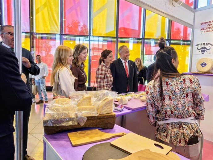 El presidente de la Diputación de León, Gerardo Álvarez Courel  (derecha), en la inauguración de la XXXII Feria de Productos de León, en el Palacio de Exposiciones y Congresos.