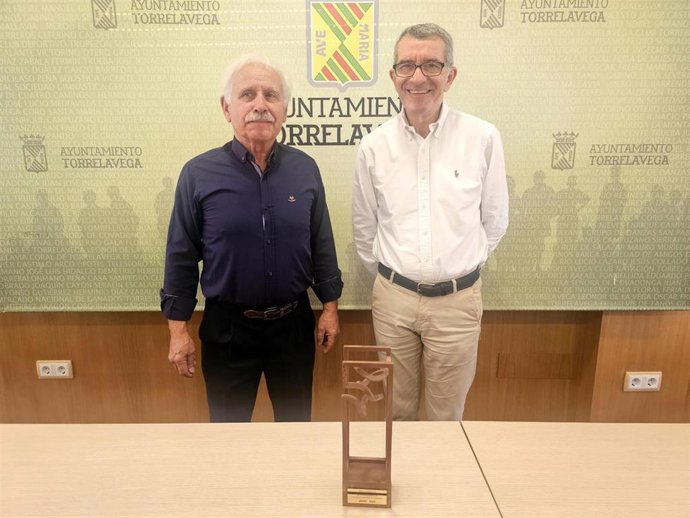 El concejal de Industria de Torrelavega, Pedro Pérez, y el presidente de la Red de Patrimonio Industrial de Cantabria, Víctor Moreno