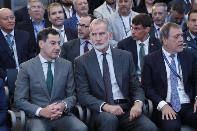 El Rey Felipe VI y el presidente de la Junta de Andalucía, Juanma Moreno (i.), este viernes en Córdoba, con motivo del Congreso de la Industria de la Defensa Indudef 2026